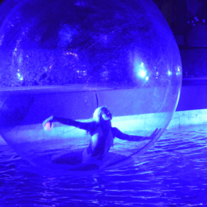 Spettacolo ballerina nella sfera